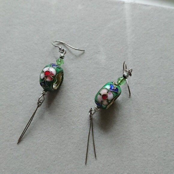 Green enamel round flowers dangling earrings - Picture 4 of 6